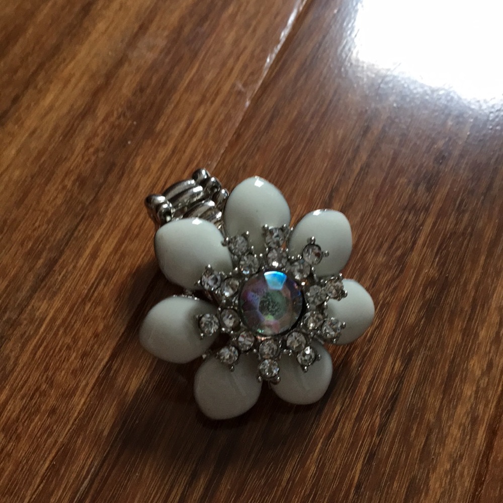 Expandable crystal flower ring 2/ $10